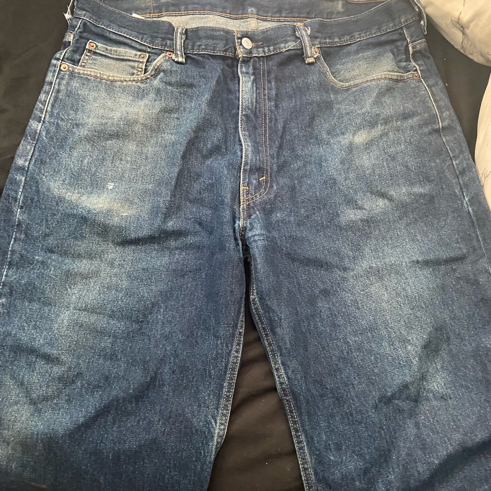 Mens distressed Levi jeans